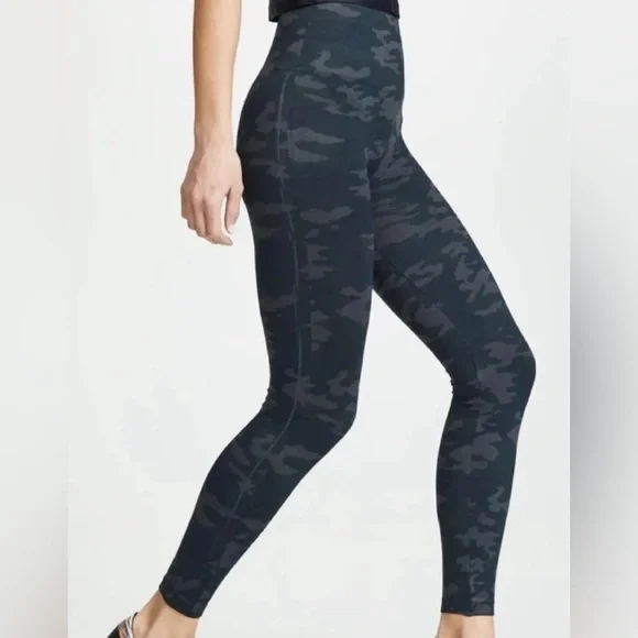 NEW SPANX - Look At Me Now Seamless Leggings - Picture 1 of 10